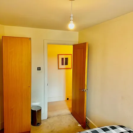 Budget,Cosy Double Bedroom - Shared Bathroom
